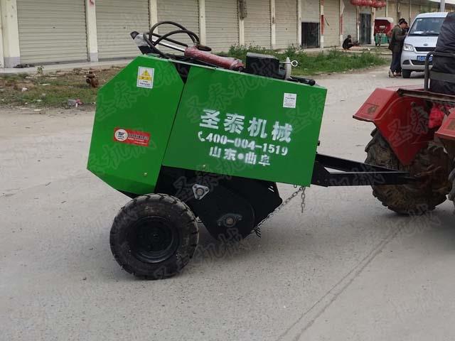 全自动牧草打捆机还有拾检秸秆的功能，全面实现了自动化，一个人即可操作该机器
