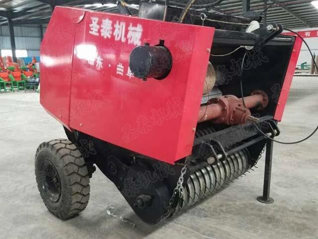 养殖用牧草打捆机设计合理，避免了捆扎后草捆密度小，包膜后容易霉烂的现象