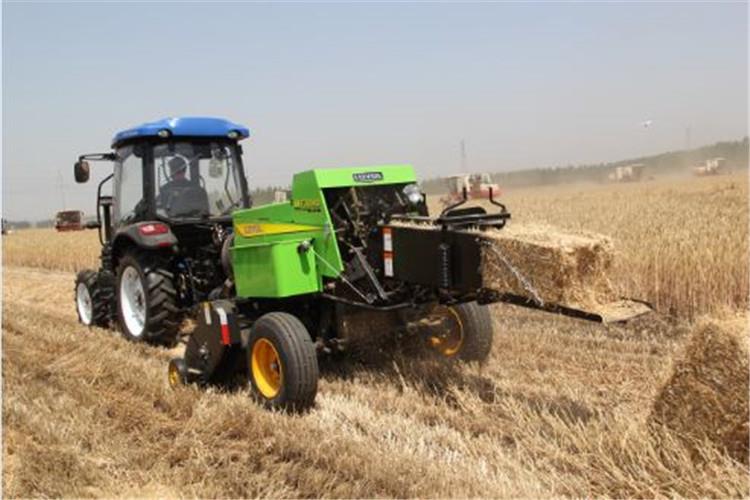 打捆机作业时遇到堵塞情况,要关闭发动机,切断动力后再清除,打捆机在卸草捆时,后面禁止站人,以免挤伤、碰伤 打捆机作业时遇到堵塞情况,要关闭发动机,切断动力后再清除,打捆机在卸草捆时,后面禁止站人,以免挤伤、碰伤