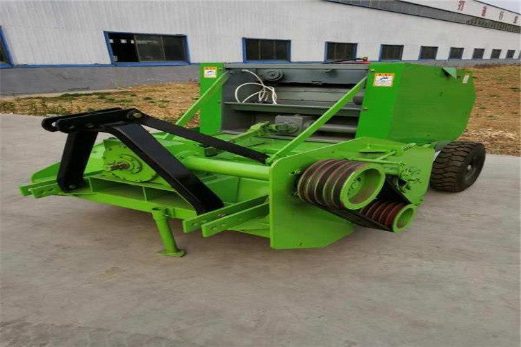 当打捆机液压管与拖拉机液压输出端联接后,检查液压管路是否有泄露,禁止在液压油管有压力的情况下插拔油管 当打捆机液压管与拖拉机液压输出端联接后,检查液压管路是否有泄露,禁止在液压油管有压力的情况下插拔油管