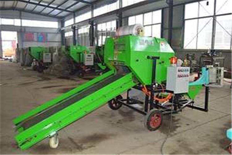 青贮打捆机在装卸草捆的时候,后面是严禁站人的,以免发生挤伤、碰上的情况发生 青贮打捆机在装卸草捆的时候,后面是严禁站人的,以免发生挤伤、碰上的情况发生