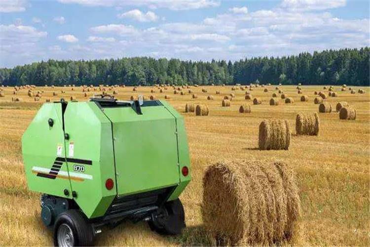 秸秆打捆机启动前,先用手转动压料轮,检查运转是否灵活正常 秸秆打捆机启动前,先用手转动压料轮,检查运转是否灵活正常