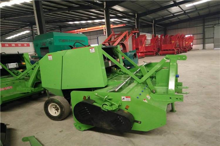 为提高生产率,可由2人操作秸秆打捆机,一人入料,一人出料并负责往机器前面送料 为提高生产率,可由2人操作秸秆打捆机,一人入料,一人出料并负责往机器前面送料